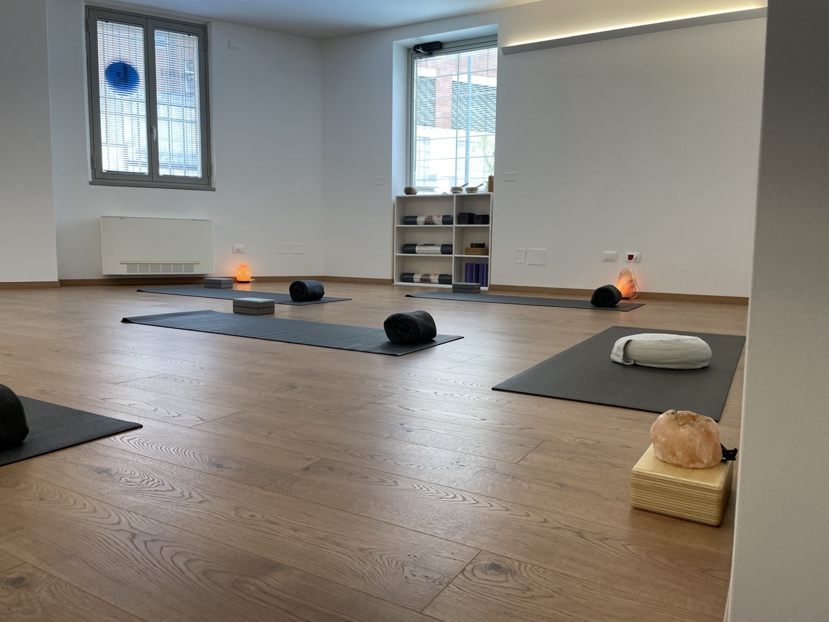 La sala di pratica con i tappetini e le lampade di sale